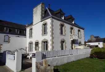 la maison blanche allows 18 year olds to book a room