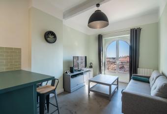 Superbe appartement au c  ur de C  ret allows 18 year olds to book a room