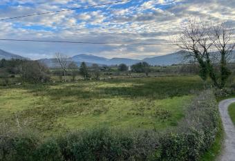 Plas Coch, Snowdon Views with Large Garden has rooms with a private hot tub