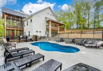 Cedarwood Farmstead has Balcony rooms