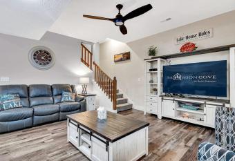 Cove Cottage has Balcony rooms