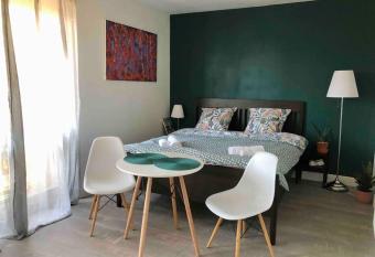 Cozy Studio with balcony and free parking has Balcony rooms