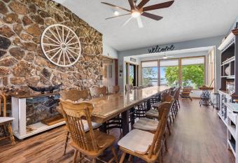 Red Bud Cove Lakefront Farm House on Table Rock Lake has Balcony rooms