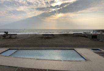 Departamento 104 Altamar II (Vista Playa) has rooms with a private hot tub