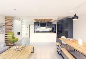 George24 - spectacular, 5 minutes to the beach has Balcony rooms