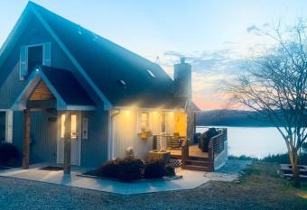 Blue Moon Cottage has Balcony rooms