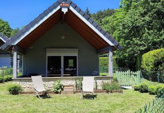 CHALET DU BORD DU LAC has Balcony rooms