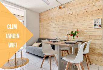 A l ombre du m  rier has Balcony rooms