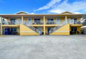 Hollywood by the Sea has Balcony rooms
