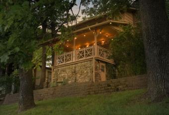 Treasure Cottage has rooms with a private hot tub