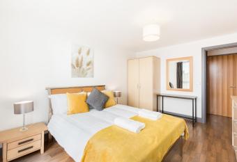 Comfort Living Properties - Deluxe Apt, Birmingham City Centre has Balcony rooms