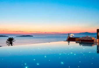 Bill & Coo Suites and Lounge -The Leading Hotels of the World has rooms with a private hot tub