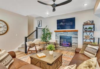 Beary Cozy Cabin has Balcony rooms