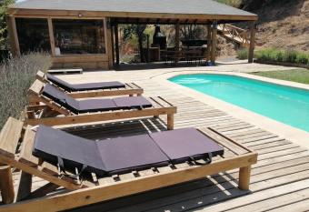 lliulliunewen allows 18 year olds to book a room