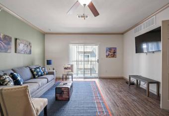 HEIRS VENTURES : Patriot . Near Civic Center . Museum . OKC Thunder Arena . With Washer and Dryer has rooms with a private hot tub