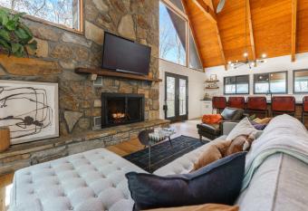 Smokys Landing Disc Golf Game Room Fire Pit has Balcony rooms