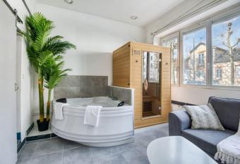 S  jour Sauna et Jacuzzi Cocon Nantais. allows 18 year olds to book a room