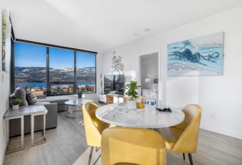 Brand New Luxury Downtown Near the Beach #10 has rooms with a private hot tub