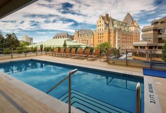 Luxury downtown 2 bedroom suite with AC and Pool has rooms with a private hot tub