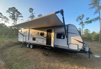 Rv for up to 6 people allows 18 year olds to book a room