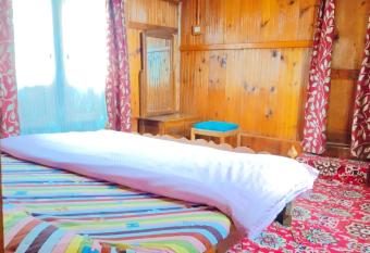 Houseboat wild rose has rooms with a private hot tub