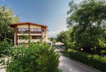 La Mesteceni & Loc cu St  ri de Bine, SPA adult only has Balcony rooms