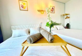 J Cozy 1-5pax Trefoil Setia Alam 100Mps Wifi & TV has Balcony rooms