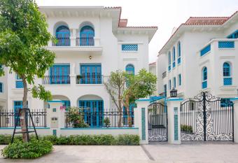 Bi   t th    5 Ph  ng Ng    H    Long ki   n tr  c      a Trung H   i has rooms with a private hot tub