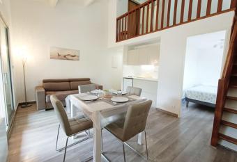 Spacious sea view apart at 50m from the beach has Balcony rooms