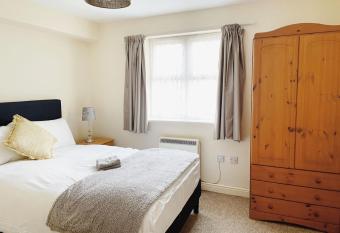 center 2BR apartment    free wifi   parking has rooms with a private hot tub