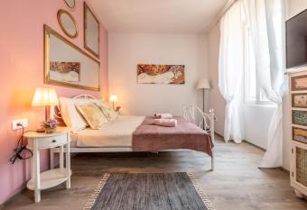Old city Romantic studios 4 with FREE private parking allows 18 year olds to book a room