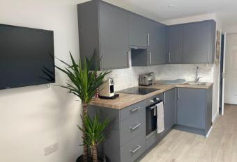 Stylish 1 bedroom studio outdoor area and hot tub has rooms with a private hot tub