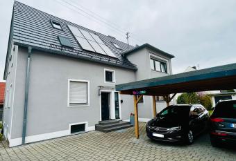 Guesthouse David has Balcony rooms