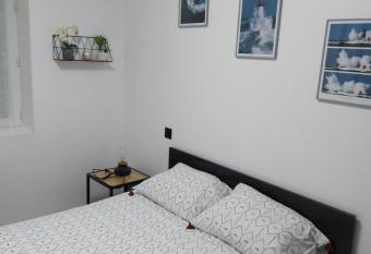 Magnifique T2 proche plateau des Capucins allows 18 year olds to book a room