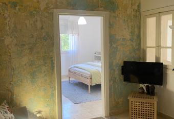 sunny 2bedroom apartment in weibdeh with a rooftop allows 18 year olds to book a room