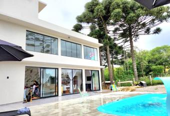 Casa no Campo, piscina, beach tennis, futebol has Smoking rooms