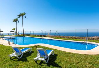 Ceres Malaga Apartamento de Lujo has rooms with a private hot tub