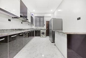 NEW CHARMING KING SIZES 4BED DUPLEX with 24Hours Light allows 18 year olds to book a room