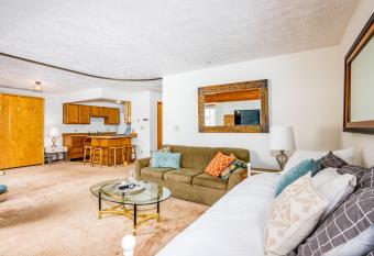 Timberline Getaway has Balcony rooms