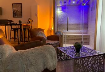 La Cl   des Plaisirs allows 18 year olds to book a room