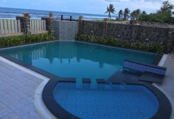 Serene Seaview 3 BHK Villa with Shared pool & Beach allows 18 year olds to book a room