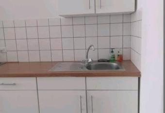 Appartement avec piscine allows 18 year olds to book a room