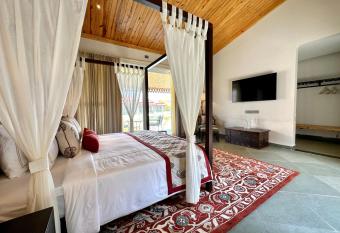 Brij Bageecha Jaipur - Private Villas with Plunge Pools has rooms with a private hot tub