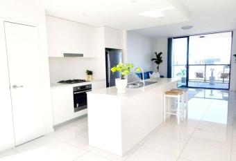 Chic Apartment all brand new Furniture, close to shops & Skyline Views of the CBD has Balcony rooms