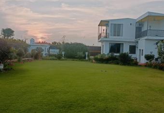 Aadvan Farmhouse has Balcony rooms