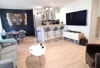 Charmant logement avec jacuzzi allows 18 year olds to book a room