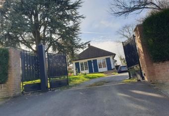 BIENVENUE chez VOUS has rooms with a private hot tub