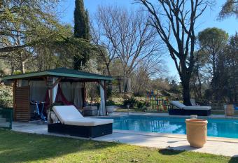 Maison + piscine    10 min d Aix en Pce has Balcony rooms