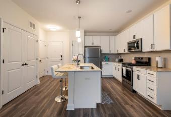 Luxurious 1BDR - WFH Equipped has Balcony rooms