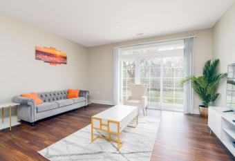 Stylish 1BR in at the Crossing has Balcony rooms